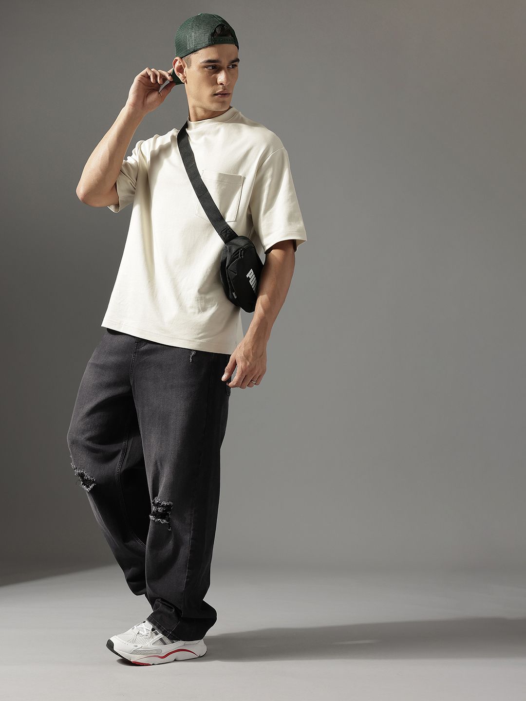 Men Relaxed Fit Mildly Distressed Light Fade Stretchable Jeans